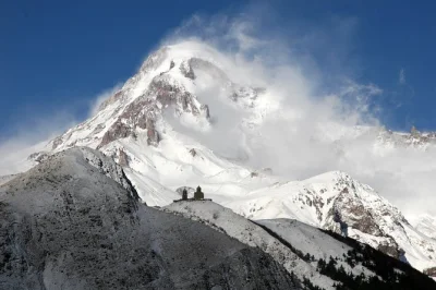Tour de dia inteiro em kazbegi saindo de tbilisi. conheça a igreja da trindade de gergeti, a fortaleza de ananuri, gudauri e experimente khinkali em pasanauri. reserve já!