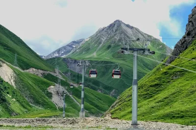 Tour de dia inteiro em kazbegi saindo de tbilisi. conheça a fortaleza de ananuri, o reservatório de zhinvali, gudauri, monumento da amizade e faça uma trilha até a igreja da trindade de gergeti.
