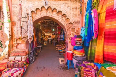Découvrez la médina de marrakech avec un guide local, déambulez dans les souks, rencontrez des artisans et goûtez aux épices. visite privée à pied, départ flexible et accès fauteuil roulant.
