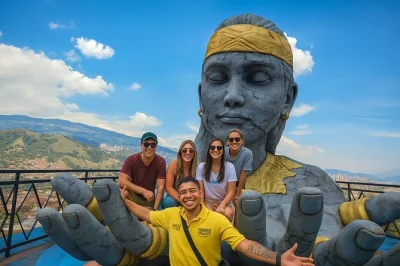 Découvrez l’énergie de comuna 13 à medellín avec une visite graffiti, des danseurs de rue et une balade sur les escaliers électriques. guide local et point de rendez-vous facile à san javier i