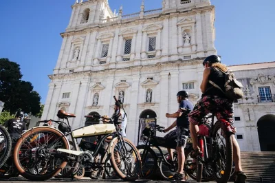 Scopri le colline di lisbona in e-bike tra alfama, mouraria e praça do comércio. gruppo piccolo, guida locale e panorami unici. incluso noleggio e assicurazione.