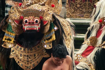 Erlebe bali hautnah: 5 tage privattour mit sonnenuntergang in uluwatu, wilden klippen auf nusa penida, tempelritualen und meeresfrüchten am jimbaran strand. inkl. eintritt & abholung.