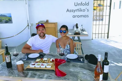 Dégustez les vins de santorin dans trois domaines familiaux, promenez-vous dans des vignobles volcaniques et partagez du fromage local avec un petit groupe. guide expert et prise en charge inclus.