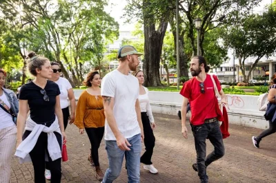 Scopri i mercati vivaci di san jose, assaggia gelati artigianali e ascolta storie locali in un gruppo ristretto. include degustazione di frutta fresca e termina vicino al teatro nazionale.