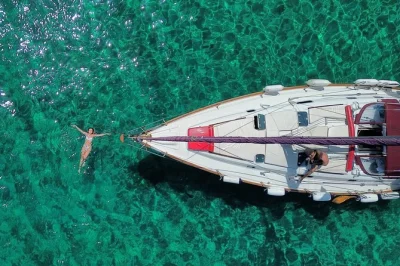Segeln sie von skopelos zum alonissos marinepark mit familiärer crew, schwimmen sie in ruhigen buchten und genießen sie frühstück und mittagessen an bord. sup und schnorchelausrüstung inklusive.