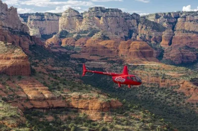 Vuela en helicóptero sobre las antiguas viviendas en acantilados de sedona, devil’s bridge y secret canyon. incluye narración en vivo y bebidas tras el aterrizaje.