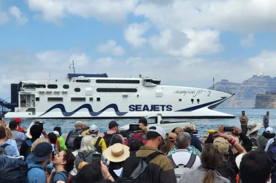 Descendez du ferry au port de santorin et retrouvez votre chauffeur avec une pancarte. profitez d’un transfert simple, bagages illimités, en privé ou partagé, à toute heure.