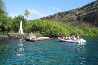 Nagez dans les eaux limpides de la baie de kealakekua, faites du snorkeling près du monument captain cook, explorez les grottes marines de kona avec un guide local et observez les dauphins. Équipeme