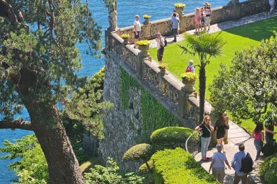 Erlebe den lago di como bei einer kleinen bootstour zur villa del balbianello & bellagio, inklusive geführter spaziergänge durch zwei villengärten und tipps für ein mittagessen am see.