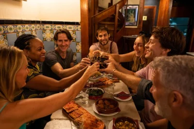 Descubra o bairro gótico de barcelona com um guia local, prove tapas tradicionais e doces catalães em bares escondidos e finalize com cava em uma adega do século xiv. grupo pequeno e todas as degus