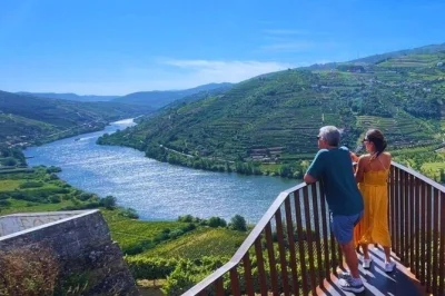 Tausche den trubel portos gegen ruhige hügel im douro-tal bei einer privaten 4x4-tour mit weinprobe, picknick am fluss und hoteltransfer.