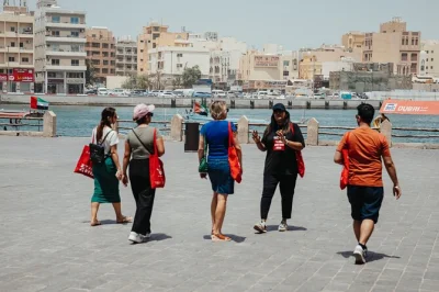Erlebe dubais alte souks mit lokalen snacks, einem gewürzspiel und einer traditionellen abra-fahrt über den dubai creek – inklusive guide und leckereien.