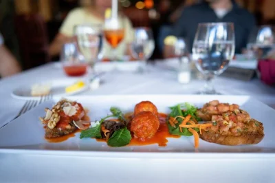 Dégustez les saveurs du centre-ville de sarasota, découvrez ses histoires locales et plongez dans son passé lors d’une visite guidée à pied avec dégustations—toutes les bouchées incluses, a