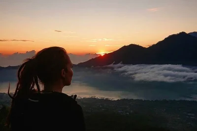 Descubre el amanecer en el monte batur bali, desayuno cocido al vapor volcánico y columpio en la selva. incluye entrada a aguas termales, guía y traslados. ¡reserva ya!