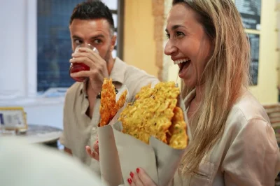 Erlebe malagas lebhafte tapas-szene bei einer 3-stündigen tour mit 10 traditionellen gerichten und getränken – inklusive vorab ausgewähltem menü und erfahrenem guide.