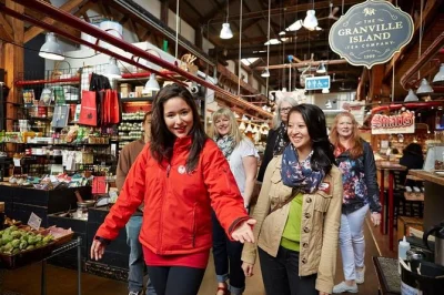 Scopri il granville island market di vancouver con una guida locale, assaggiando specialità uniche, formaggi artigianali e caffè. tour in piccoli gruppi con oltre 20 degustazioni incluse.