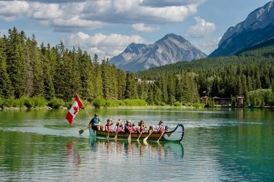 Scivola sul bow river a banff in una grande canoa con guida locale, ascolta storie, osserva la fauna e gusta snack leggeri. include attrezzatura di sicurezza, perfetto per famiglie.