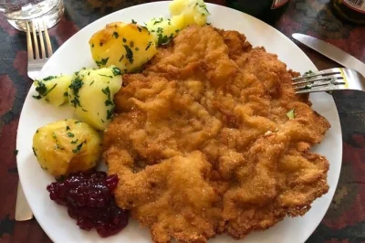 Corso di cucina pratico a vienna con schnitzel croccante, apfelstrudel fatto in casa e storie nella cucina di un cuoco locale. ingredienti inclusi e ricette vegetariane disponibili.