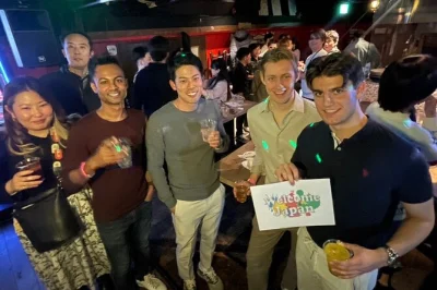 Viva a energia da noite em shinjuku com uma festa open bar, jogos de mesa, bate-papo em inglês e uma galera local super amigável. entrada e bebidas inclusas.