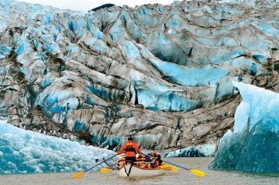Sinta o frio enquanto rema em uma canoa estilo tlingit pelo lago mendenhall, chegue perto da geleira e faça um lanche na nugget falls, com todo o equipamento e transporte incluídos.