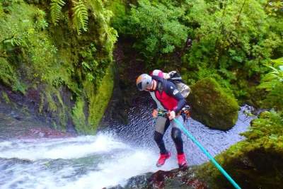 Scopri il brivido del canyoning nelle valli selvagge di madeira: discendi cascate, nuota in piscine naturali e divertiti con guide locali. attrezzatura, foto, permessi e transfer inclusi.
