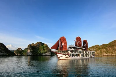 Descubre halong y lan ha bay en un crucero nocturno con paseo en bote de bambú, kayak, natación y clase de cocina vietnamita. incluye recogida en hanoi.