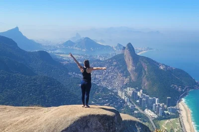 Grimpez pedra da gávea à rio de janeiro. randonnée guidée, matériel d’escalade, photos par drone et vues à couper le souffle. réservez votre aventure unique à rio.