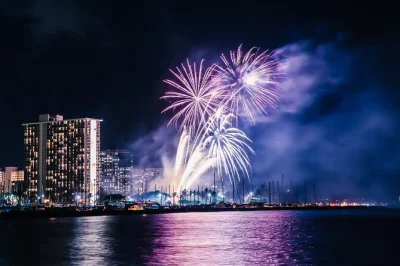 Profitez de la brise marine lors d’une croisière en catamaran à waikiki, admirez le feu d’artifice du vendredi depuis l’eau, avec boissons et musique, embarquement facile au port de plaisance 