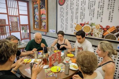 Commencez affamé à sham shui po, flânez dans les marchés néon de mong kok et dégustez des spécialités de rue recommandées par michelin avec un petit groupe et un guide local—7 à 9 arrêts 