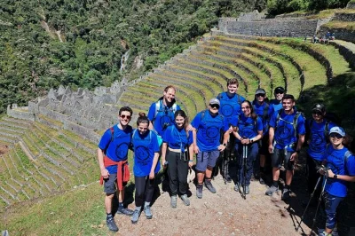 Explore machu picchu com uma caminhada de 2 dias pela trilha inca saindo de cusco, guiado por especialista local, com refeições frescas, hospedagem em aguas calientes e retorno de trem vistadome.