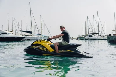 Miete einen jet ski für 30 minuten auf offener see. perfekt für abenteuerlustige und einsteiger. familienfreundlich, mit betreuung durch erfahrenes personal.