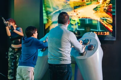 Descubre el museo oxo de videojuegos en madrid: consolas clásicas, exposiciones únicas y juego interactivo en un palacio histórico accesible para sillas de ruedas.