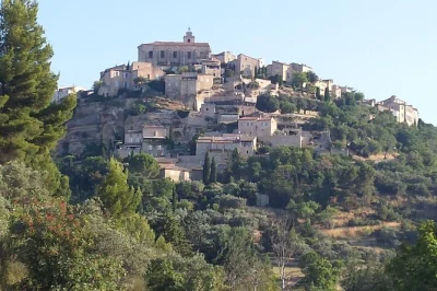 Scopri i borghi arroccati del luberon, le vie ocra di roussillon e la pace dell’abbazia di sénanque. partenza da avignone con guida locale inclusa.