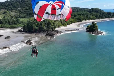Vivez l’adrénaline du parasailing au-dessus de la plage espadilla à manuel antonio, avec un atterrissage tout en douceur dans l’océan et des guides locaux. matériel de sécurité inclus et vol