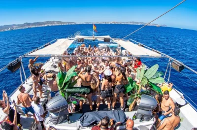 Scopri la costa di ibiza con una festa in barca di 3 ore, open bar, dj dal vivo, tuffi in acque turchesi e cibo a bordo. equipaggio incluso.