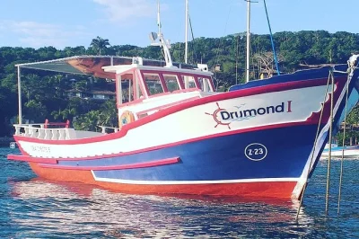 Scopri búzios con un tour privato in barca, nuota in spiagge tranquille, gusta un barbecue a bordo e scegli tra diverse opzioni di cibo. include bevande, maschere da snorkeling e altro.