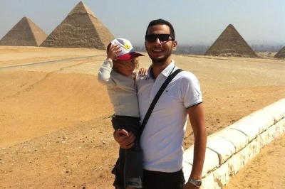 Découvrez le caire en une journée—visitez les pyramides de gizeh, le musée Égyptien et le souk khan el khalili. guide privé, billets d’entrée et transfert hôtel inclus.