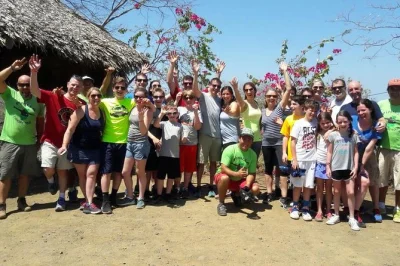 Vivi l’emozione del zipline nella foresta pluviale vicino tamarindo, attraversa un ponte sospeso, avvista scimmie e prova l’altalena tarzan. guida locale e acqua inclusi.