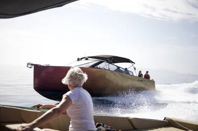 Descubre la cueva azul desde split con almuerzo a la parrilla en una cala privada, baños en islas y bebidas incluidas. guía local, entradas y equipo de snorkel incluidos.
