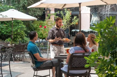 Step into charleston’s downtown for a walking food tour sampling stone ground grits, pralines, and lowcountry bbq. includes tastings, guide, and bottled water.