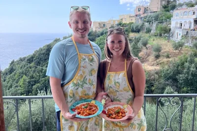 Vive una clase práctica en una villa de positano: prepara gnocchi, tiramisú y disfruta vino local. incluye recogida en montepertuso y almuerzo en casa familiar.