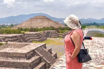 Teotihuacan, piramidi e viale dei morti: visita senza soste commerciali. cammina libero, scala le antiche piramidi e scopri la storia con guida certificata, incluso il trasferimento.