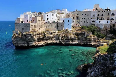 Découvrez le charme blanc d’ostuni, flânez dans les ruelles des trulli d’alberobello et admirez les falaises de polignano a mare, avec prise en charge à l’hôtel et guide local depuis lecce.