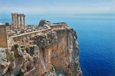 Scopri il tramonto sul tempio di poseidone a capo sounio, guida lungo la riviera ateniese e gusta un pranzo tipico greco vista mare. include pickup e autista locale.