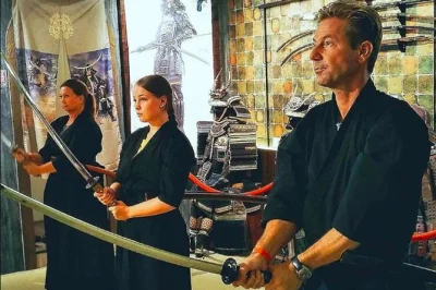 Viva o universo samurai em tóquio: vista armadura de verdade, aprenda movimentos com katana e faça poses no museu samurai. inclui roupa, aula e grupo pequeno.