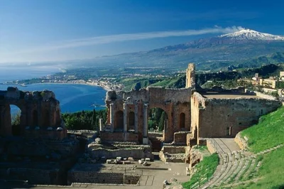 Descubre la historia de sicilia con un tour por taormina y castelmola: entrada al teatro griego, guía local, recogida en puerto y tiempo para pasear por las calles de corso umberto.
