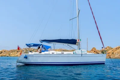 Desde santa teresa di gallura navega hacia el archipiélago de la maddalena, nada en calas turquesas, haz snorkel y disfruta de un almuerzo a bordo con bebidas y equipo incluido.