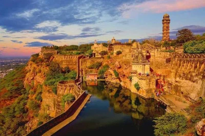 Découvrez le fort de chittorgarh lors d’une visite privée d’une journée. transport, eau en bouteille et guide expert inclus. plongez dans l’histoire des rajputs au cœur de ce fort emblémati