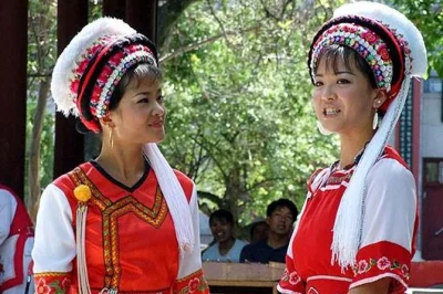 Découvrez la vieille ville de xizhou, explorez un marché local animé, naviguez sur le lac erhai et visitez les trois pagodes lors de cette visite privée d'une journée à dali avec guide.