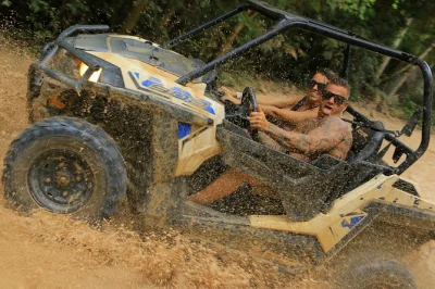 Viva a aventura na selva de cancún com tirolesa, passeio de atv ou buggy polaris, e um mergulho em cenote privado. inclui traslado, almoço mexicano e guias locais.